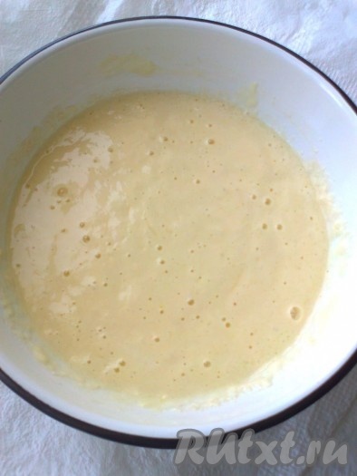 Взболтать в кружке два яйца с солью и вылить их в опару, перемешать.