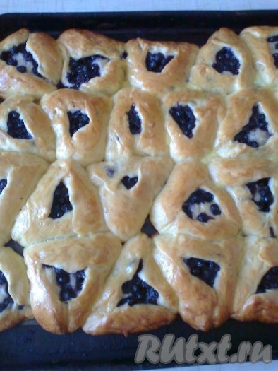 Потом ставим противень с пирожками в разогретую духовку и запекаем при температуре 180-200 градусов примерно 25 минут, до зарумяненности.
