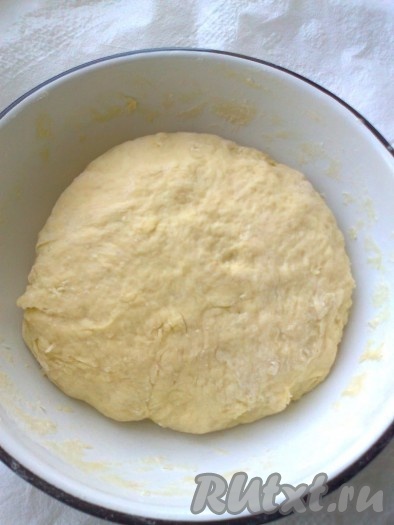 Затем начинаем потихоньку добавлять просеянную муку, по одному стакану. И подливать растительное масло. Снова - мука и масло. До тех пор, пока готовое тесто не будет отставать от рук полностью, но не делайте его крутым, оно должно быть легким, воздушным и живым.
