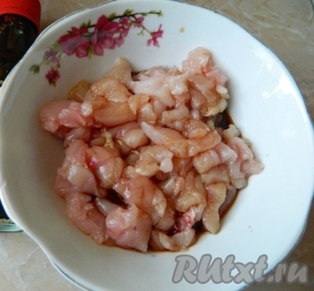 Для начинки мелко нарезать куриное филе и замариновать соевым соусом минут на 30-40.