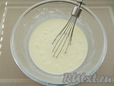 Влить молоко и размешать венчиком массу до однородности.