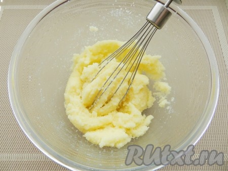 Сливочное масло для замешивания теста должно быть комнатной температуры, поэтому его нужно заранее достать из холодильника, чтобы оно стало достаточно мягким. В глубокой миске растереть сахар с размягчённым маслом с помощью венчика до побеления.