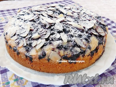 Готовый пирог с черникой достать из духовки, остудить в форме. Перед подачей выпечку можно посыпать сахарной пудрой. Благодаря тому, что тесто замешивалось на молоке, пирог получился пышным, мягким. Приготовьте выпечку по этому простому рецепту и она украсит домашнее чаепитие!
