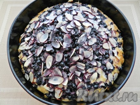 Поставить в разогретую до 180 градусов духовку и выпекать черничный пирог 1 час. Готовность пирога можно проверить, проколов его сухой деревянной зубочисткой, если после прокалывания на зубочистке не останется следов теста, значит пирог готов.