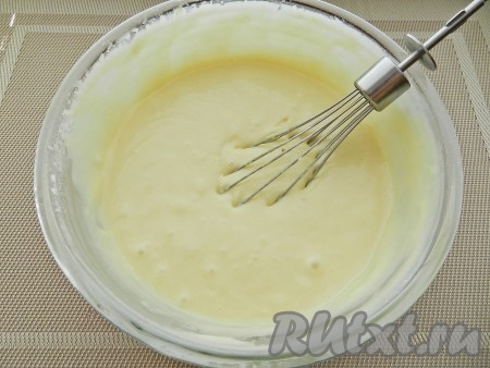 Частями всыпая оставшуюся просеянную муку и хорошо вмешивая её венчиком, замесить негустое тесто, напоминающее сметану средней жирности.