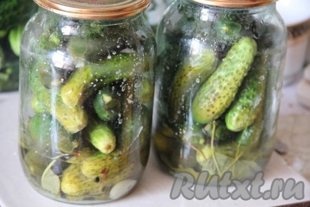 По истечении времени достать наши банки и сразу залить до самого верха крутым кипятком.