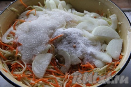 Добавить к овощам соль, сахар, масло растительное и уксус. Все тщательно перемешать.