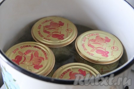 Стерилизовать банки с салатом 15 минут.