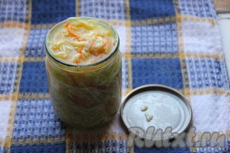 Разложить салат в стерилизованные банки, плотно утрамбовывая.