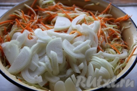Кабачки лучше взять маленькие и молоденькие, тогда из них не нужно убирать семечки. Морковь и кабачки натереть на терке для корейской моркови. Это очень важно, терка должна быть именно такая. Лук нарезать полукольцами, все смешать.
