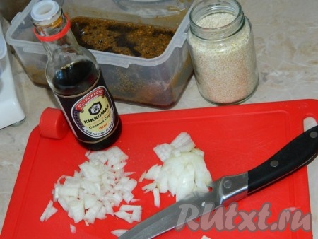 Смешать соевый соус, сахар, нарезанный лук, чеснок, имбирь, кунжутные семена и растительное масло.