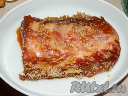 Достать мясо из маринада, выложить в смазанную маслом форму и поставить печься, не накрывая, в разогретую духовку на 50-60 минут при температуре 200 градусов.
