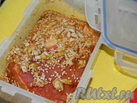 Обмазать маринадом свинину со всех сторон, накрыть и поставить в холод на 3-4 часа.
