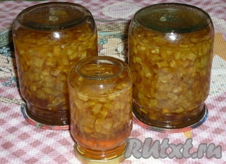 Банки с кабачковым вареньем закатать (или закрутить) прокипячёнными крышками. Сразу перевернуть банки крышками вниз, укутать в одеяло (или плед) и оставить так до полного остывания, а затем переставить на хранение в прохладное, тёмное место.