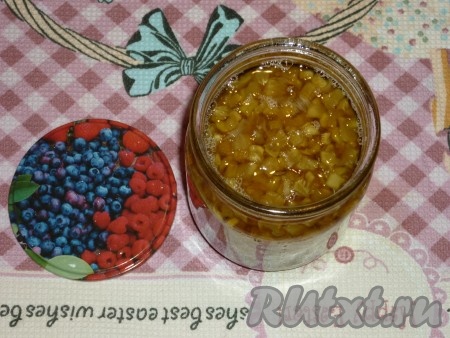 Готовое горячее варенье из кусочков кабачков с лимоном разложить по стерилизованным банкам.