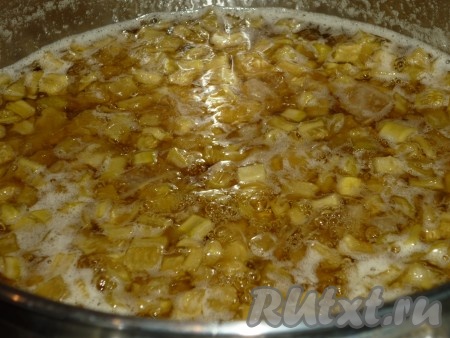 Уменьшить огонь и варить кусочки кабачков в сиропе, периодически перемешивая и снимая пену, 2-2,5 часа. Пока варится кабачковое варенье, нужно простерилизовать банки и крышки. Крышки я кипячу в кастрюле в течение 3 минут с момента закипания воды. Удобно стерилизовать банки в микроволновке. Банки осмотрите, чтобы они были без сколов. Промойте банки с содой. Налейте в каждую банку кипяток, заполняя её буквально на 1-2 сантиметра, поставьте банки на 3 минуты в микроволновку на максимальную мощность. Простерилизованные банки достаньте из микроволновки, воду из их слейте, накройте баночки прокипячёнными крышками.