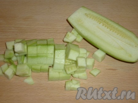 Кабачки нужно выбирать молодые, чтобы внутри ещё не было больших семян.&nbsp;Кабачки промыть, срезать кончики, очистить от кожуры и нарезать на небольшие кубики.