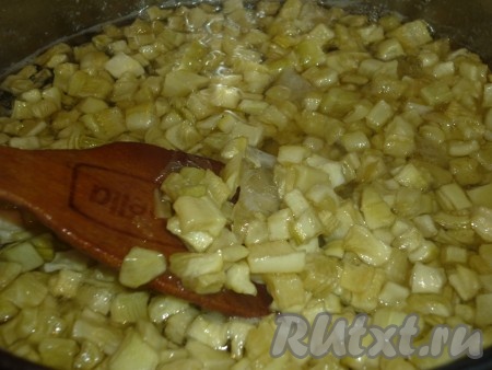 Поставить кастрюлю на огонь выше среднего, периодически перемешивая, довести до кипения, снять пену.