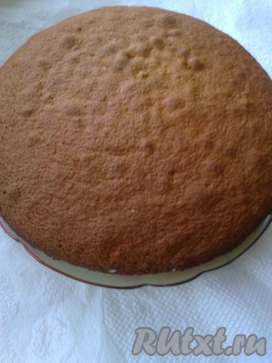 Нагреть духовку до 190 градусов. Используйте силиконовую форму или разъемную форму. Если форма &nbsp;разъемная, то ее надо смазать маслом и присыпать мукой.&nbsp; Вылить тесто в форму и выпекать 25-30 минут до золотистого цвета. Проверить готовность бисквита можно деревянной палочкой. Достать бисквит из формы и оставить остывать, желательно, на всю ночь.
