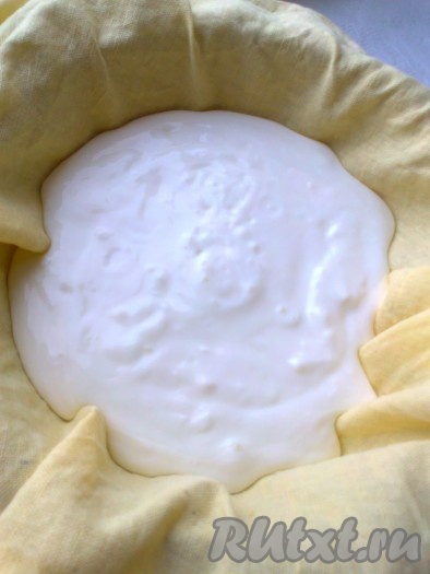 Заранее (за 1 сутки) подготовить сметану для крема. Для этого сметану вылить в дуршлаг, застеленный полотном и установленный в посуду, чтобы стекла сыворотка. Можно взять 300 грамм густой домашней сметаны или сливок, тогда отцеживать не надо.
