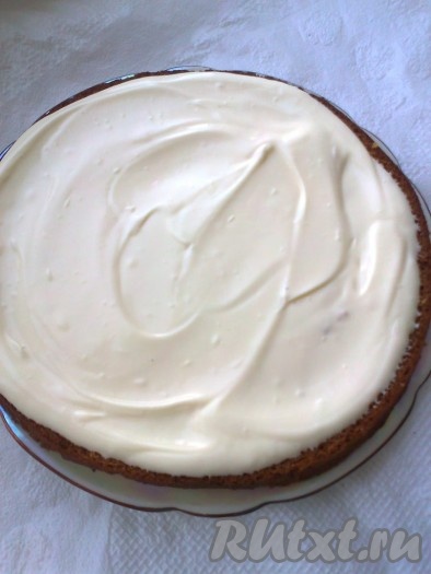 Для приготовления крема необходимо взбить охлажденную подготовленную сметану с&nbsp; сахаром с помощью миксера, до увеличения в объеме, пока сахар не растворится.&nbsp;Немного крема оставить для украшения. На&nbsp; блюдо выложить корж и промазать его кремом.
