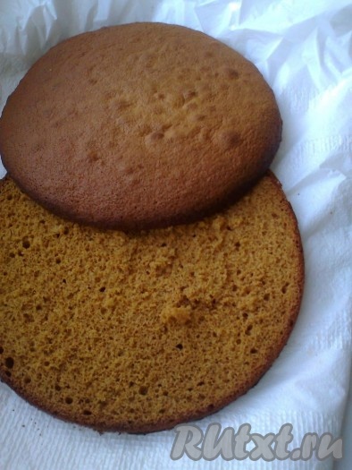 Разрезать бисквит на 2 коржа.