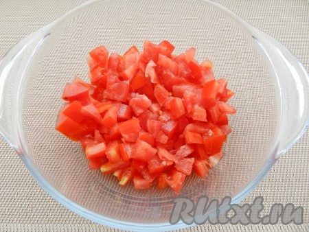 Помидоры разрезать, удалить семена. Нарезать помидоры небольшими кубиками.