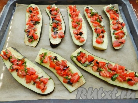 Поверх баклажанов разложить смесь помидоров с зеленью и поставить противень в разогретую духовку. Запекать 20 минут при температуре 180 градусов. Затем включить режим "Гриль" и запекать ещё 10 минут. За 2-3 минуты до окончания приготовления отключить гриль, посыпать баклажаны натёртой моцареллой.
