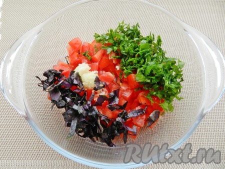 К помидорам добавить пропущенный через пресс чеснок, нарезанную зелень (я нарезала листья базилика и петрушки), посолить и поперчить по вкусу.
