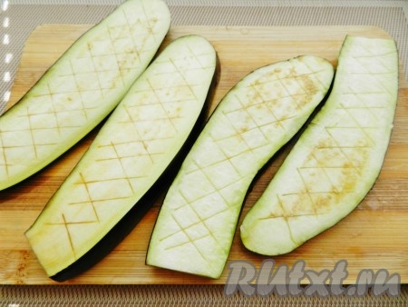 Баклажаны вымыть, нарезать пластинками толщиной не более 1 сантиметра. На поверхности сделать неглубокие надрезы крест накрест. Посолить и оставить на 20 минут. Затем ополоснуть под проточной водой и обсушить.