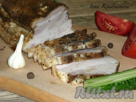 После приготовления вареное сало достать из воды, не снимая пакета, дать ему остыть, затем отправить &nbsp;в холодильник. В холодильнике сало должно провести минимум ночь, но лучше сутки, и пропитаться солью, соком и приправами. После выдержанного времени в холодильнике вкусное, домашнее сало готово, можно кушать, а жир, который выделился в пакетик при варке, выбрасывать не нужно, его &nbsp;можно использовать при приготовлении других блюд, например, картофеля.&nbsp;
