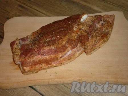 Сало помыть и обсушить, сделать надрезы &nbsp;и нашпиговать чесноком, не жалея &nbsp;натереть солью, перцем, паприкой, посыпать прованскими травами. Оставить мариноваться на 1,5-2 часа.
