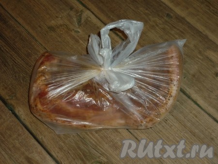 Затем сало положить в полиэтиленовый пакет, удалить воздух и плотно завязать. Пакет с салом положить ещё в два пакета и также плотно завязать.&nbsp;
