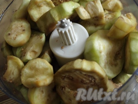 Баклажаны очистить от кожуры, нарезать кусочками или кружочками, посолить и оставить на 20 минут. Затем баклажаны промыть и отжать от лишней жидкости. Измельчить баклажаны блендером.
