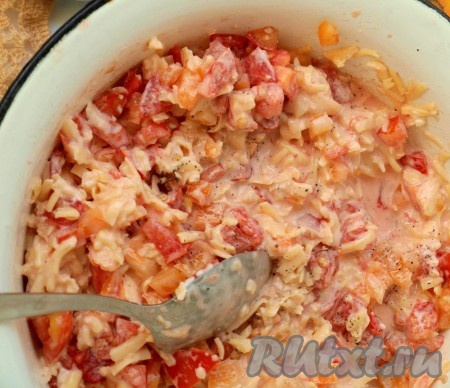 Нарезать кубиками болгарский перец и помидоры, твёрдый сыр натереть на тёрке. Часть сыра отложить в сторону для посыпки верха, а остальной сыр смешать с помидорами и перцем. В овощную массу выдавить чеснок и добавить майонез. Посолить и поперчить.
