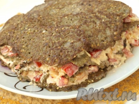 На тарелку внахлёст выложить драники, сверху выложить третью часть начинки и разровнять. Накрыть слоем драников также внахлёст. Я делала 3 слоя, а вы можете сделать по своему усмотрению.
