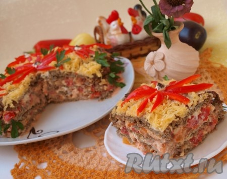 Торту дать пропитаться 1 час в холодильнике, затем можно нарезать. Вот так закусочный баклажановый торт выглядит в разрезе.
