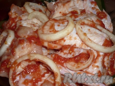 и хорошо перемешать, чтобы маринад равномерно покрыл все кусочки и мясо хорошо промариновалось. Кастрюлю накрыть крышкой и отправить в холодильник на 3-4 часа.
