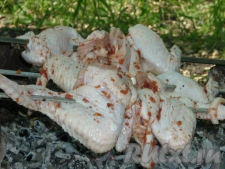 Достать промаринованное мясо из холодильника и надеть на шампура.
