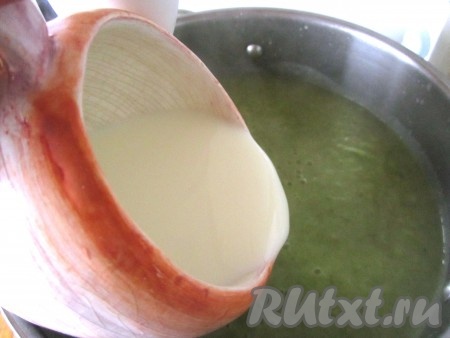 Добавьте в суп-пюре сливки и хорошо перемешайте.
