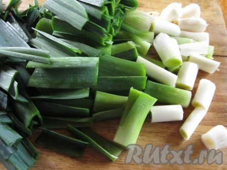 Лук-порей нарежьте крупными брусочками.
