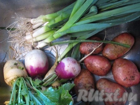 Вымойте и почистите овощи.
