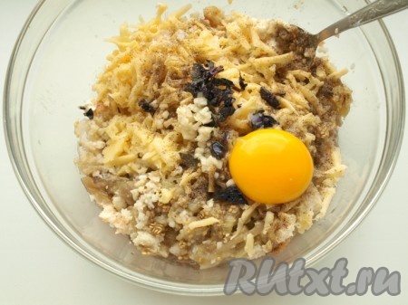 Из сваренных баклажанов извлечь мякоть и мелко нарезать. Хлеб отжать. Натереть сыр на тёрке, а творог размять вилкой. Нарезать мелко базилик и чеснок. Смешать всё в миске, добавить яйца. Посолить и поперчить по вкусу, смесь хорошо перемешать.