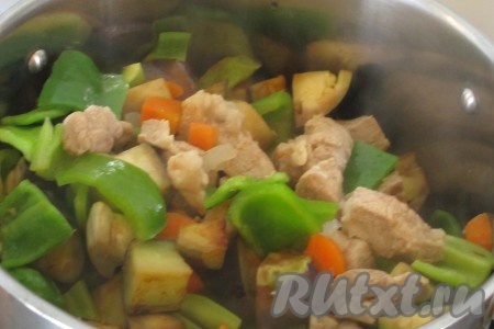 Когда мясо достаточно потушится, добавить баклажаны и перцы к мясу. Посолить блюдо по вкусу. Тушить свинину с баклажанами ещё минут 20-30. Время от времени помешивать.
