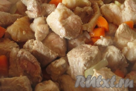 Обжаренное мясо с луком и морковью переложить в кастрюлю с толстым дном. Тушить свинину на небольшом огне под закрытой крышкой минут 25-30. Время от времени перемешивать кусочки мяса. Они должны дать сок (бульон).
