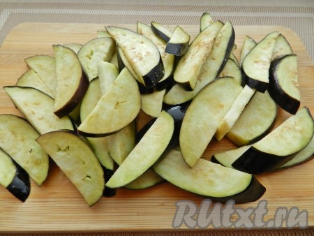 Баклажаны вымыть, нарезать кусочками, посыпать солью и оставить на 20 минут. Затем промыть и обсушить.
