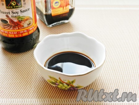 Смешать сладкий соевый соус и бальзамический уксус.
