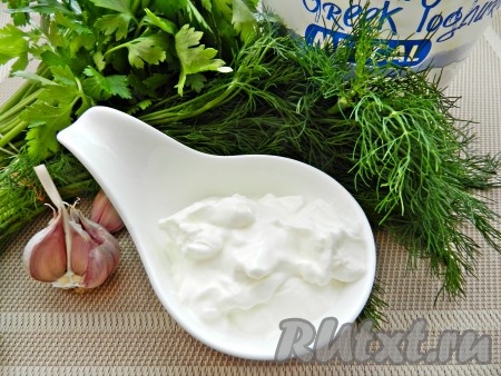 Для подачи баклажанов, жареных с луком, рекомендую приготовить соус из йогурта с чесноком и зеленью. Для этого нужно смешать йогурт, пропущенный через пресс чеснок и мелко нарезанную зелень.