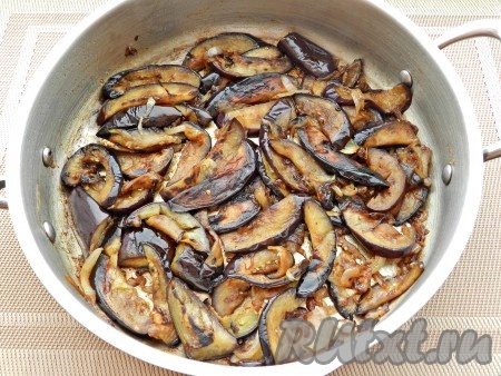 Добавить смесь бальзамического уксуса и соевого соуса в сковороду к баклажанам с луком, перемешать и готовить еще 3 минуты, осторожно перемешивая.