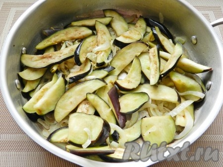 Выложить к луку баклажаны и обжарить все вместе до золотистой корочки, иногда помешивая.
